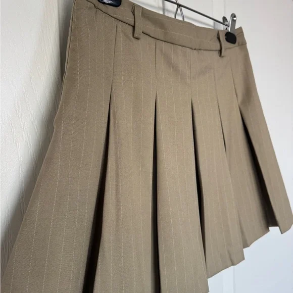 NWOT En Saison Arden Pleated Mini Skirt - Taupe Ecru - Size Medium - Picture 4 of 7